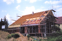 Niedrigenergiehaus, Dachstuhl mit Sparren aus 36 cm hohen TJI-Trägern und Unterdachplatte mit eingeblasener Zellulosedämmung in Schlegel.