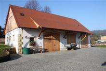 Neubau einer Scheune mit Dachstuhl, Deckenbalkenanlage, Giebel, Vordach und Holztoren aus Lrchenholz in Lckendorf.