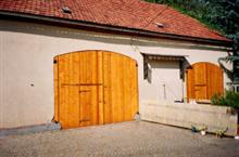 Neue Tore aus Lärchenholz mit Schlupftür in einer alten Scheune in Zittau.